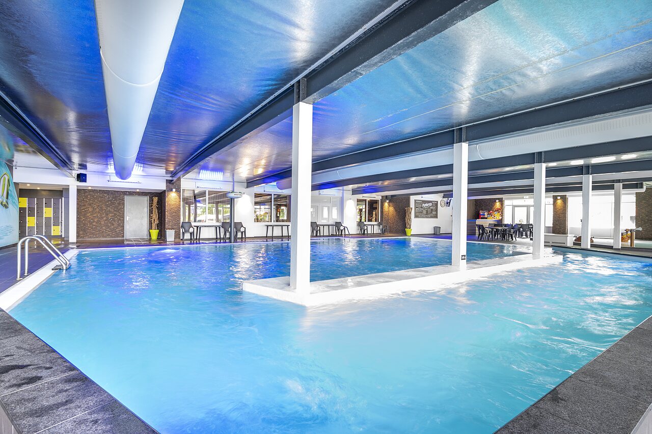 Piscine int�rieure chauff�e avec �clairage bleu et espace d�tente au camping CAPFUN Ponderosa � Ulicoten.