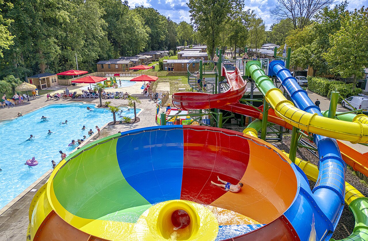 Famille s'amusant dans la piscine avec jeux aquatiques au camping CAPFUN Ponderosa � Ulicoten.