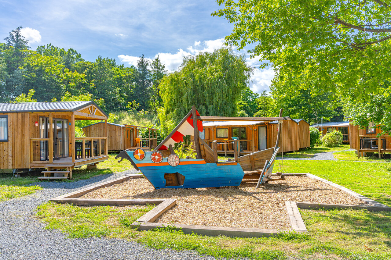 Aire de jeux bateau viking et Mobil-homes au camping CAPFUN Les Portes du Beaujolais � Anse (69).