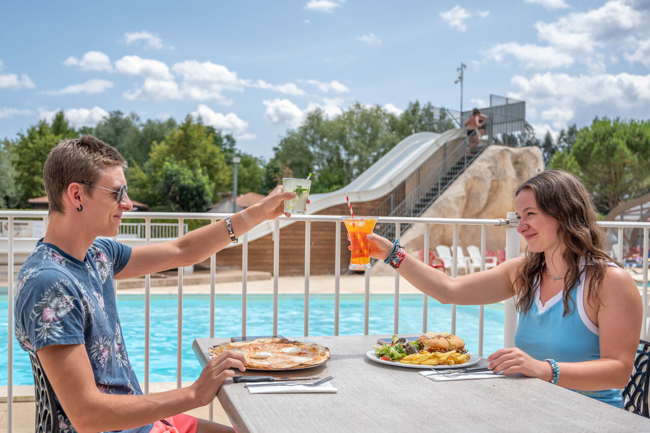 Piscine, toboggan, restaurant au camping CAPFUN Les Portes du Beaujolais � Anse.