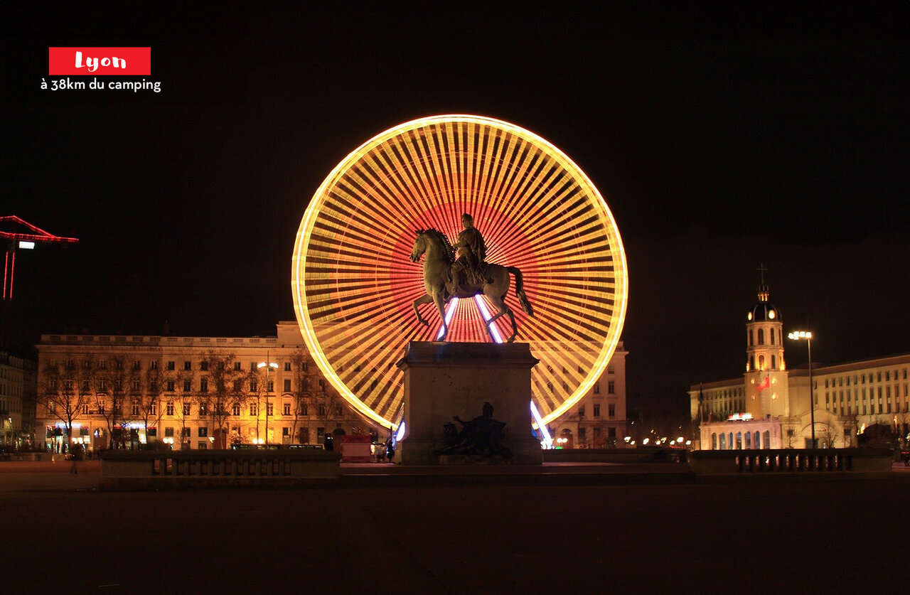 Grande roue illumin�e et statue �questre, place Bellecour � Lyon, Rh�ne.