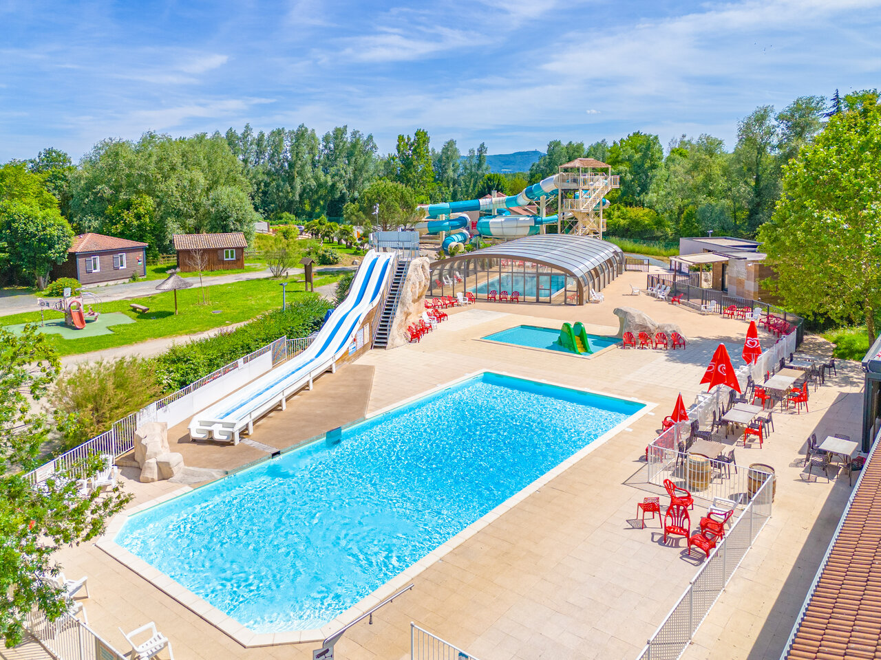 Piscines, toboggans, restaurant au camping CAPFUN Les Portes du Beaujolais � Anse (69).