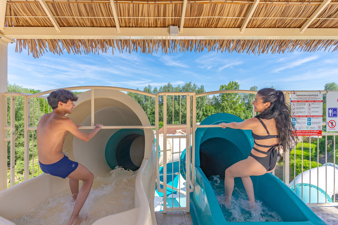 Jeunes sur toboggans aquatiques au camping CAPFUN Les Portes du Beaujolais � Anse (69).