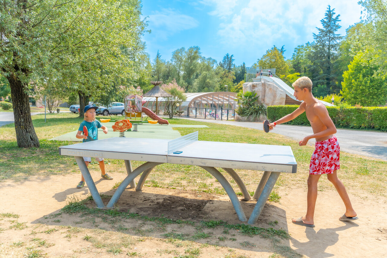 Partie de ping-pong et aire de jeux au camping CAPFUN Les Portes du Beaujolais � Anse (69).