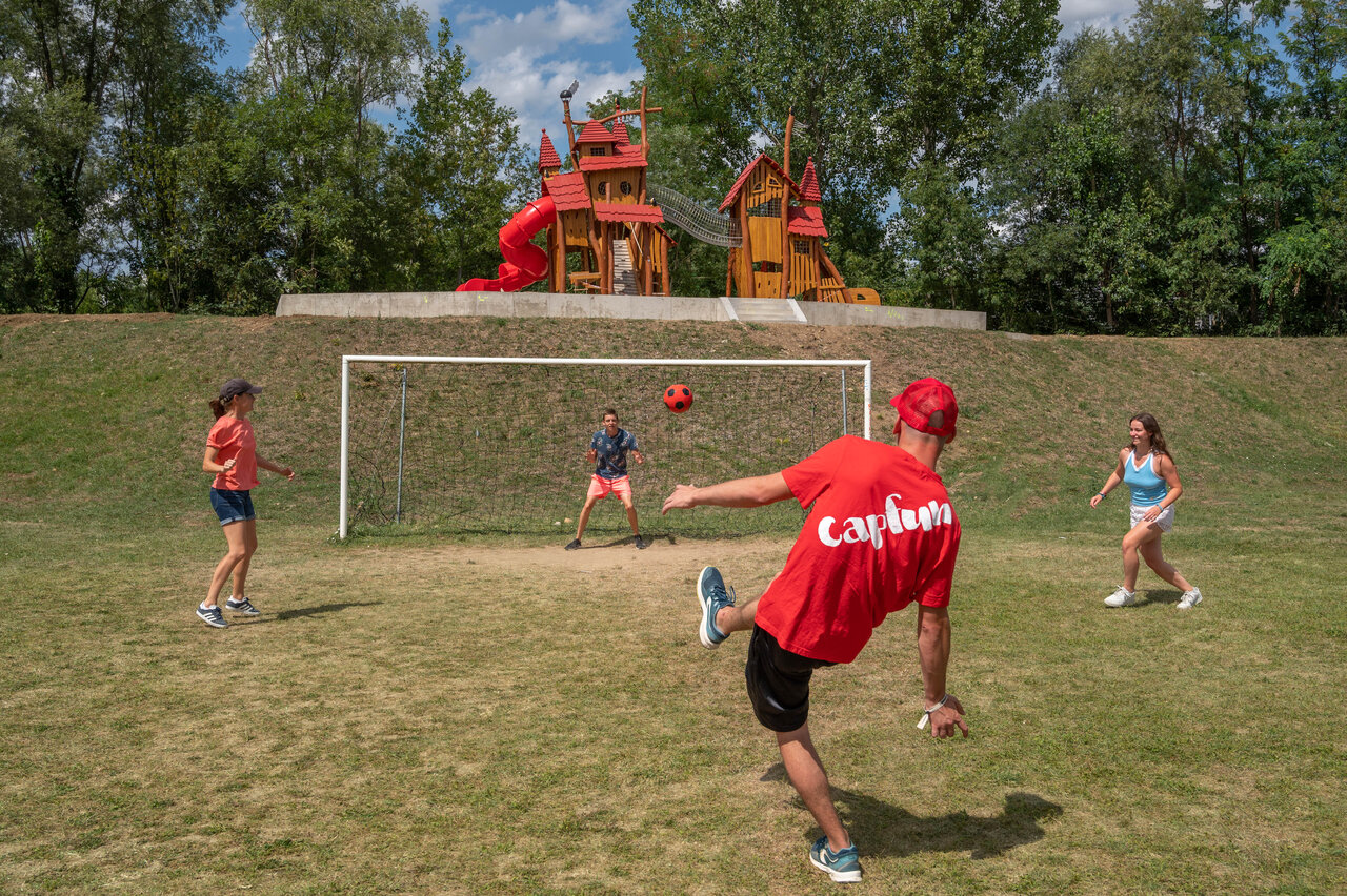 Football, jeux au camping CAPFUN Les Portes du Beaujolais � Anse (69).