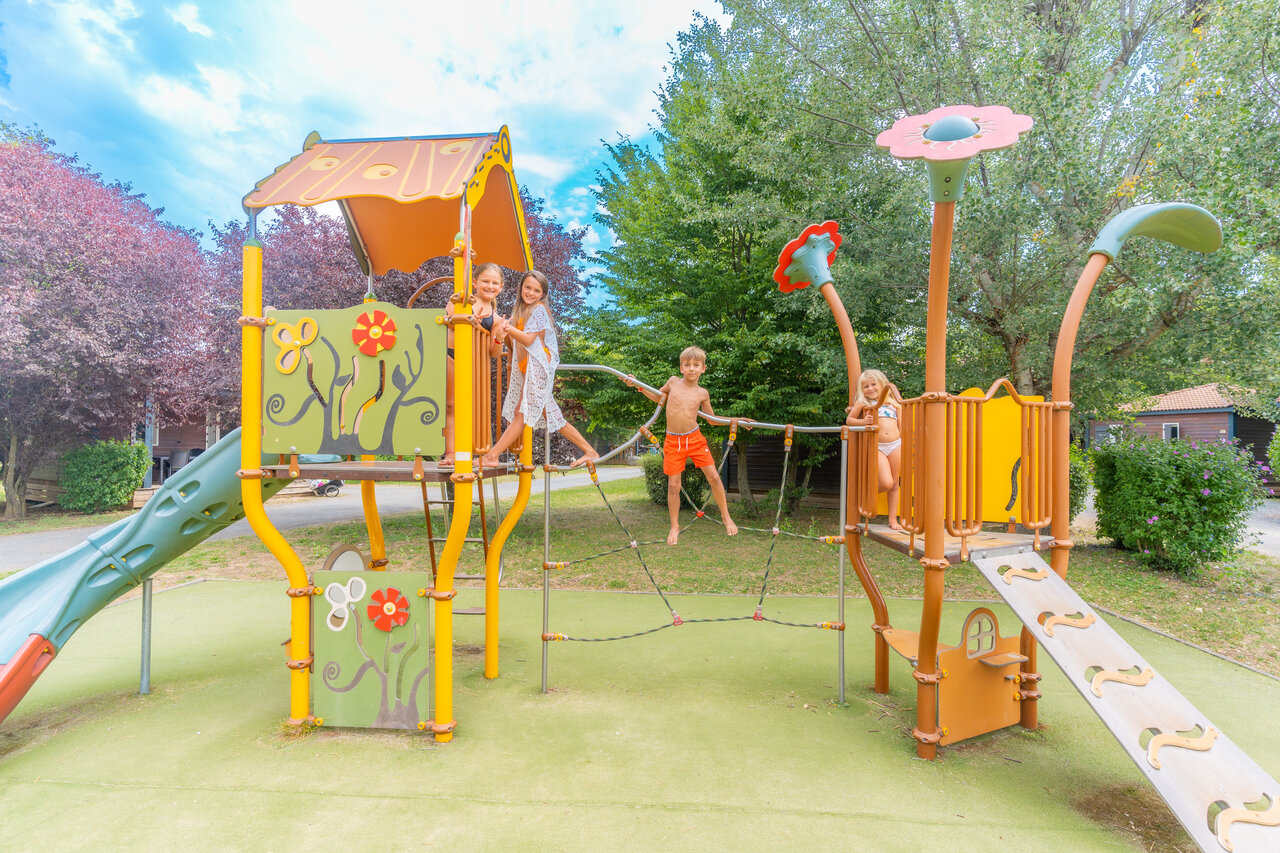Aire de jeux color�e pour enfants au camping CAPFUN Les Portes du Beaujolais � Anse.