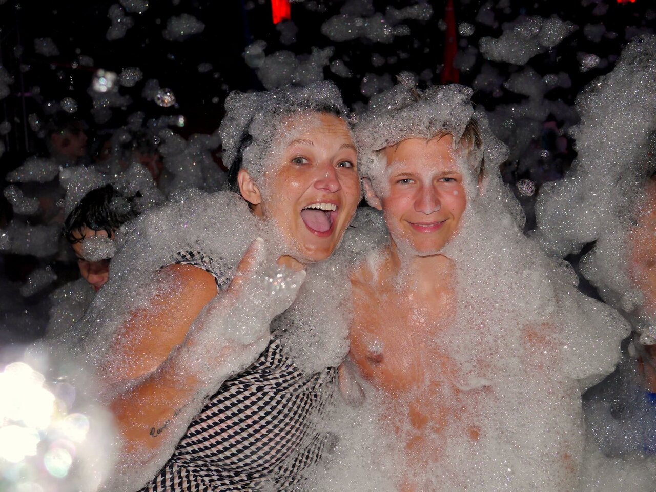 Ambiance festive soir�e mousse au camping CAPFUN Les Portes du Beaujolais � Anse (69).