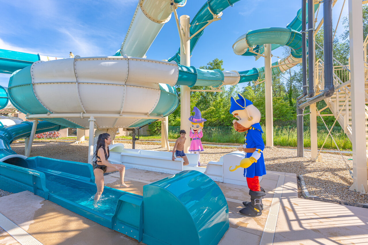 Toboggans aquatiques, mascotte pirate et enfants au camping CAPFUN Les Portes du Beaujolais � Anse (69).