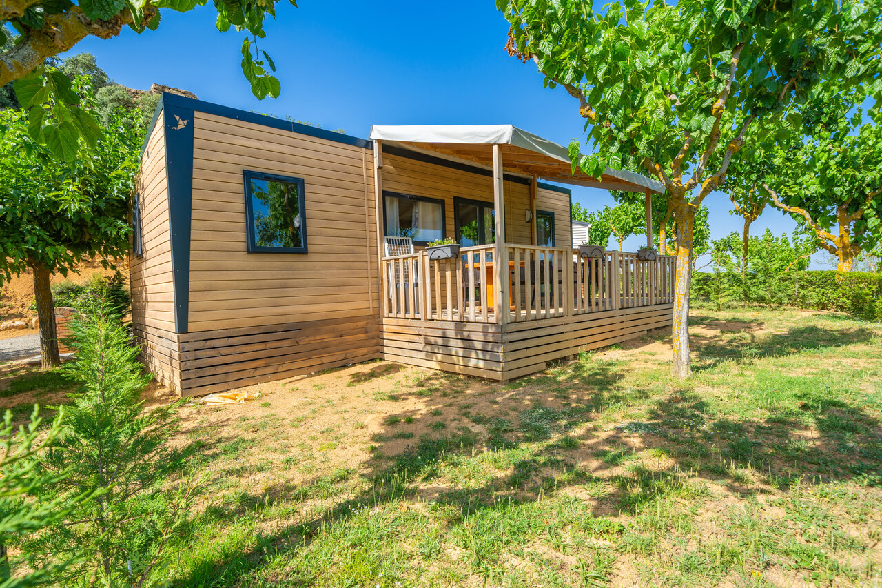 Mobil-home moderne avec terrasse en bois et mobilier ext�rieur au camping CAPFUN Serra de Prades � Vilanova de Prades (43).