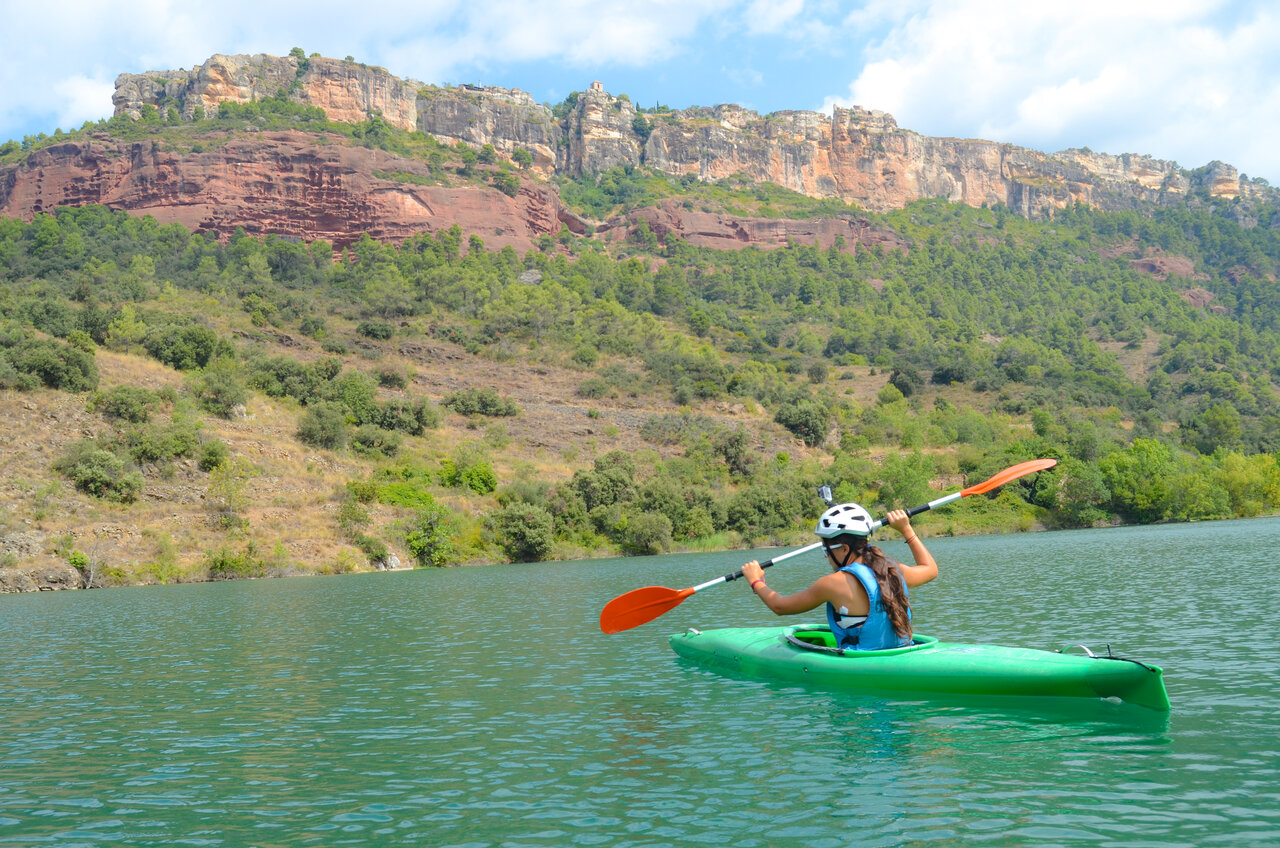 Kayak sur le lac avec falaises rocheuses au camping CAPFUN Serra de Prades (43).