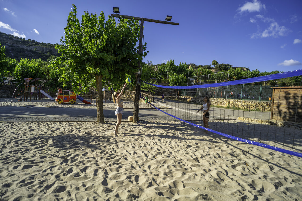 Beach-volley sur sable et aire de jeux au camping CAPFUN Serra de Prades � Vilanova de Prades (43).
