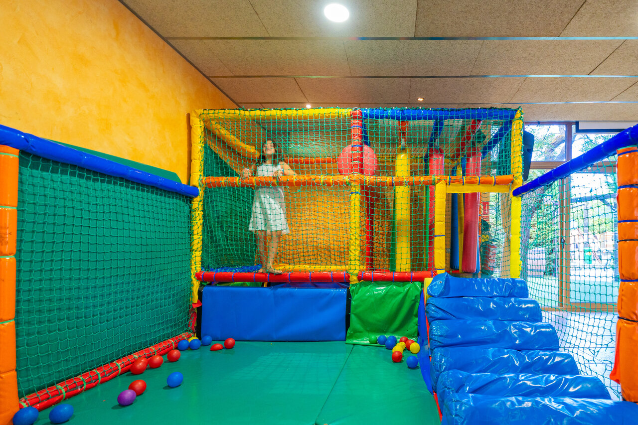 Structure de jeux int�rieure color�e pour enfants au camping CAPFUN Serra de Prades (43).
