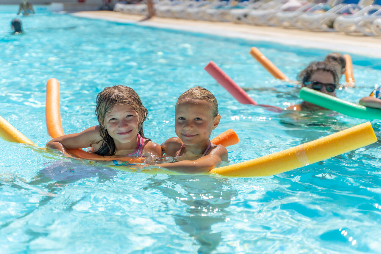 Enfants joyeux dans la piscine au camping CAPFUN Serra de Prades � Vilanova de Prades.