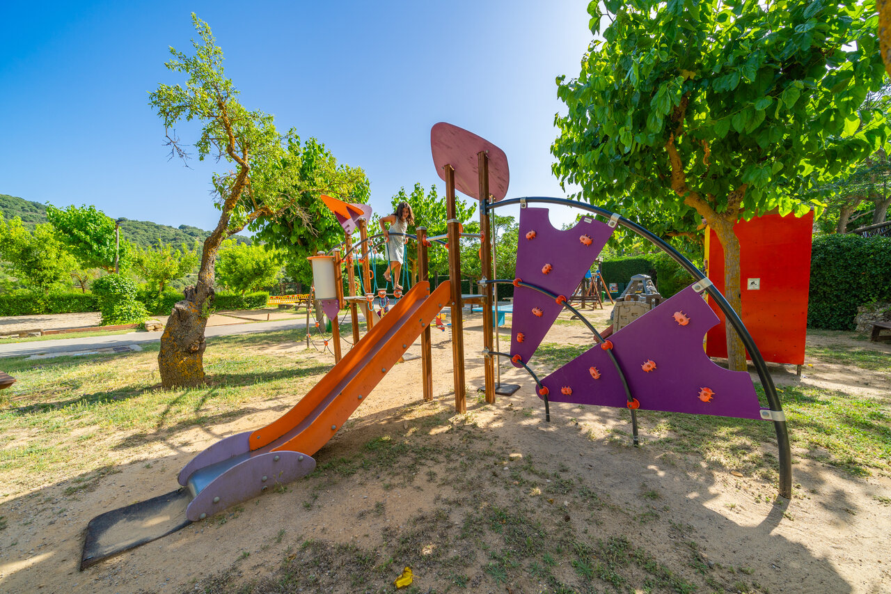Toboggan et structures d'escalade pour enfants au camping CAPFUN Serra de Prades (43).