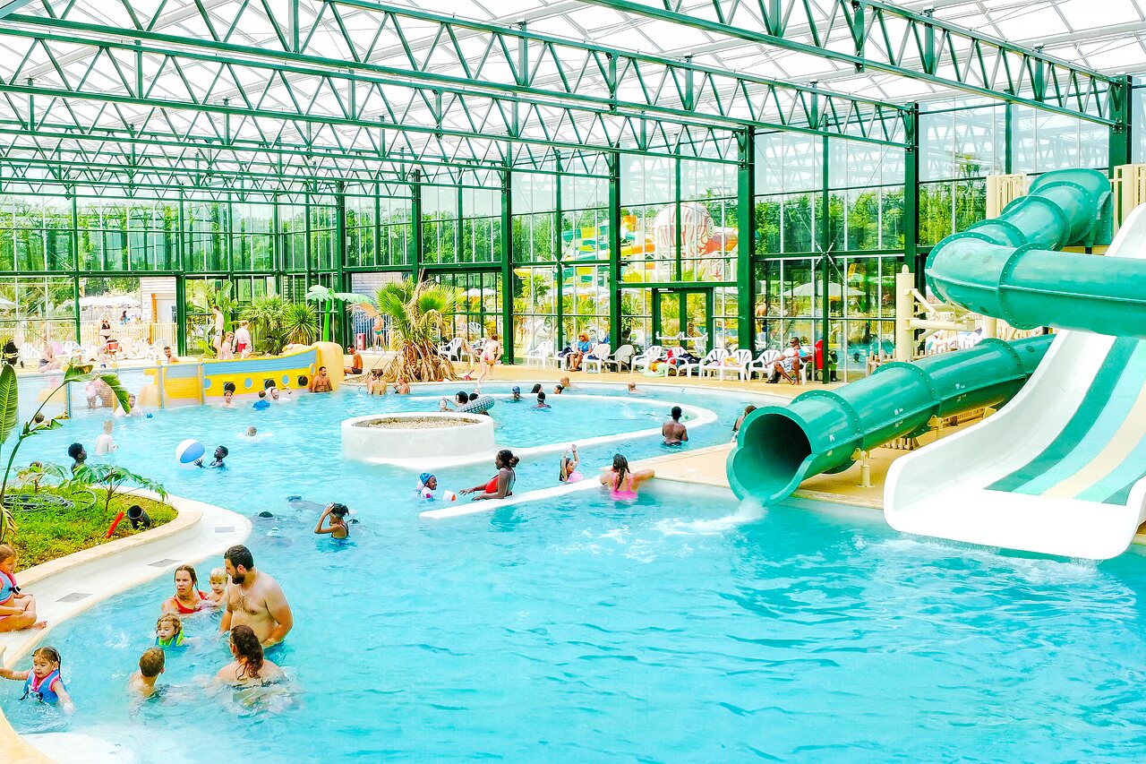 Piscine couverte, toboggans, espace jeux au camping VAGUES OCEANES Pr�s de la Fontaine � Gouaix (77).