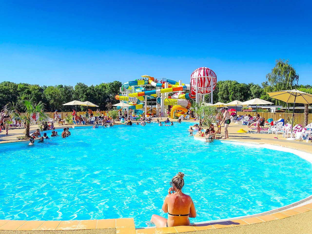 Grande piscine ext�rieure avec toboggans aquatiques et jeux au camping VAGUES OCEANES Pr�s de la Fontaine � Gouaix (77).