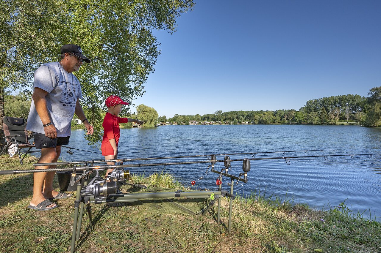 P�che au lac avec enfant, cannes, au camping VAGUES OCEANES � Gouaix (77).