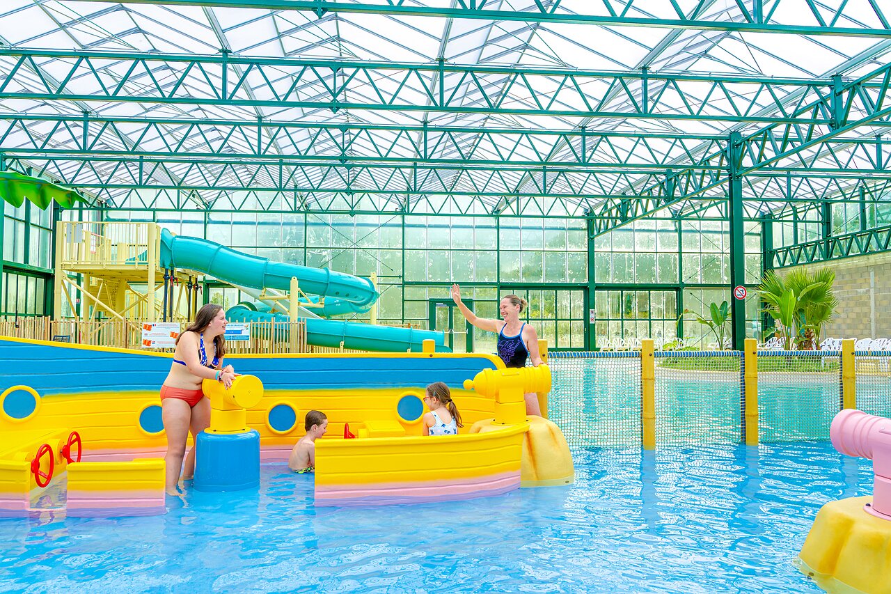 Piscine couverte avec toboggans et jeux aquatiques au camping VAGUES OCEANES � Gouaix.