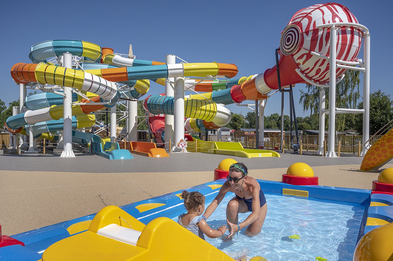 Toboggans aquatiques, pataugeoire enfants au camping VAGUES OCEANES Pr�s de la Fontaine � Gouaix (77).
