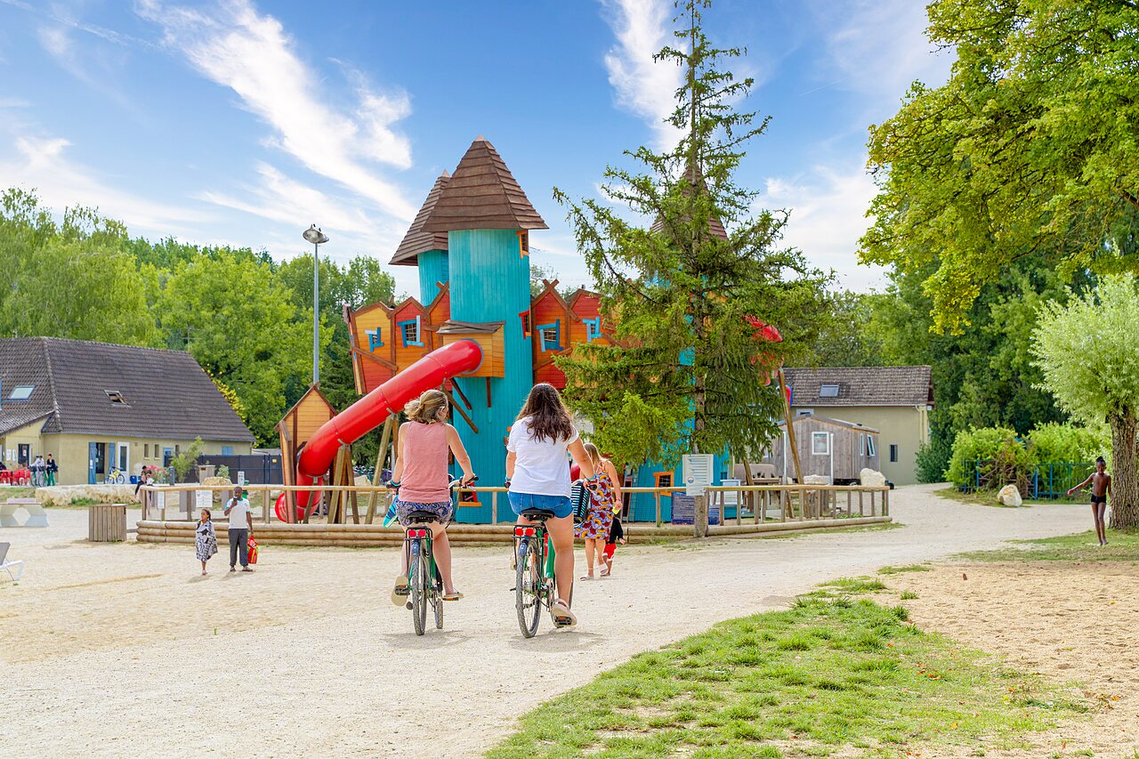 Aire de jeux ch�teau, toboggan, v�los au camping VAGUES OCEANES Pr�s de la Fontaine � Gouaix (77).