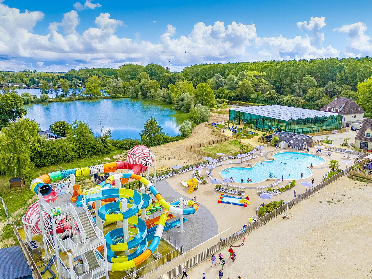 Parc aquatique, toboggans, piscines au camping VAGUES OCEANES Pr�s de la Fontaine � Gouaix (77).