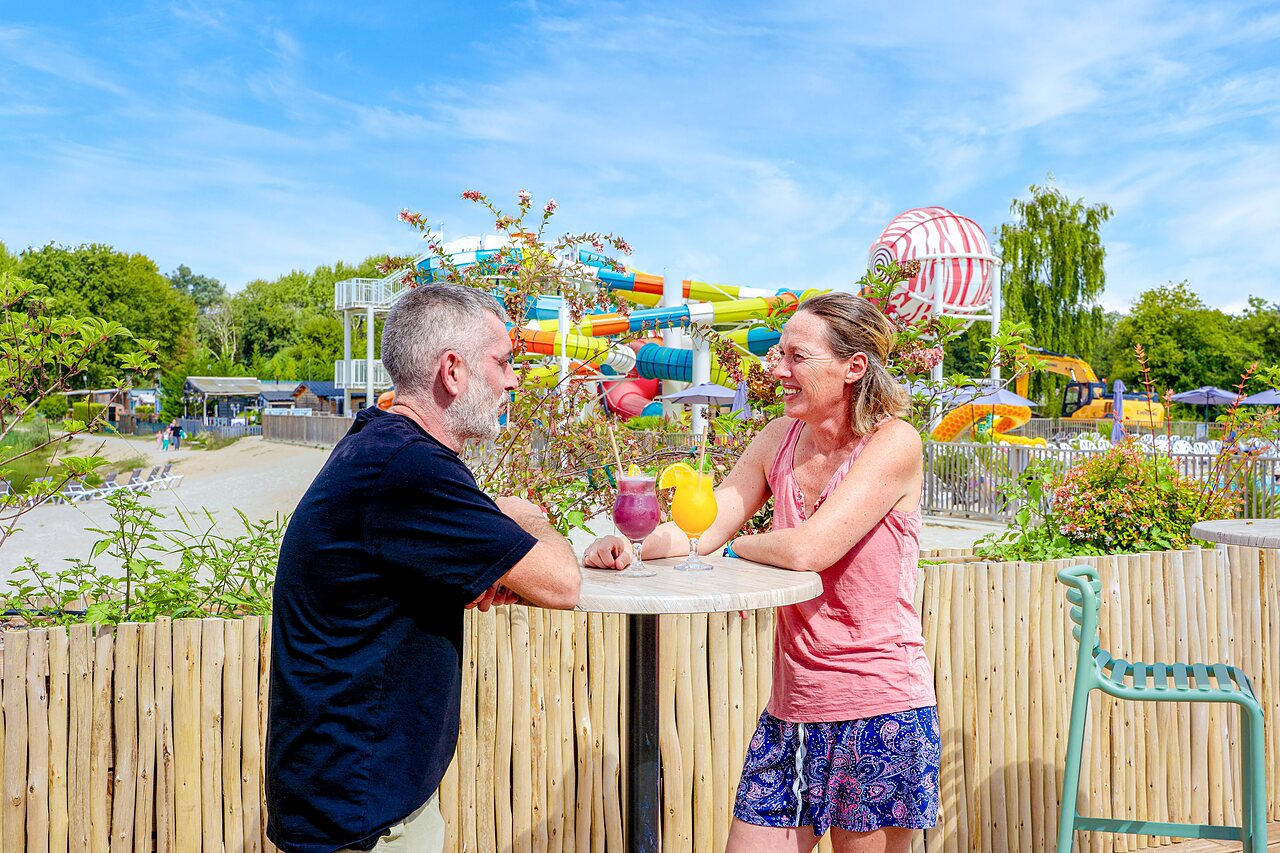 Bar, cocktails, parc aquatique au camping VAGUES OCEANES � Gouaix (77).