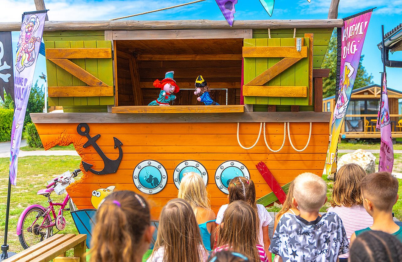 Spectacle de marionnettes pour enfants dans une structure bateau au camping VAGUES OCEANES Pr�s de la Fontaine � Gouaix (77).