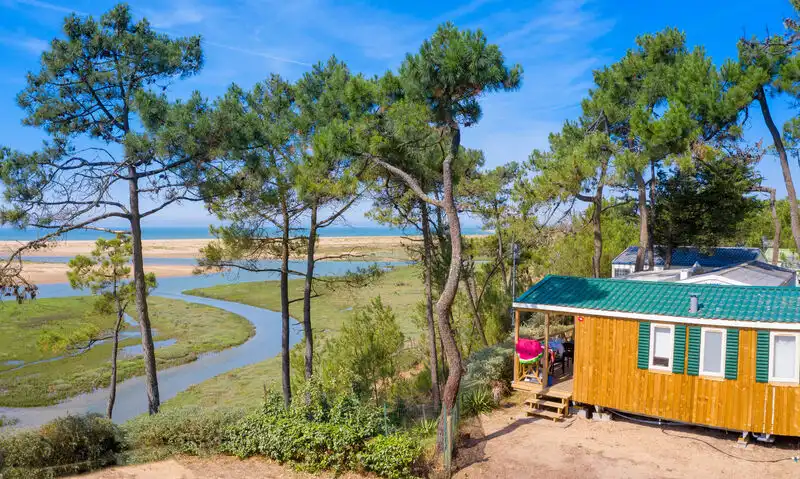 Mobil-home en bois avec vue sur la rivi�re, plage et mer au camping CAPFUN Prises � La TRANCHE SUR MER (85).