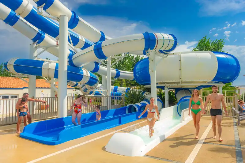 Toboggans aquatiques g�ants et piscine au camping CAPFUN Prises, La TRANCHE SUR MER (85).