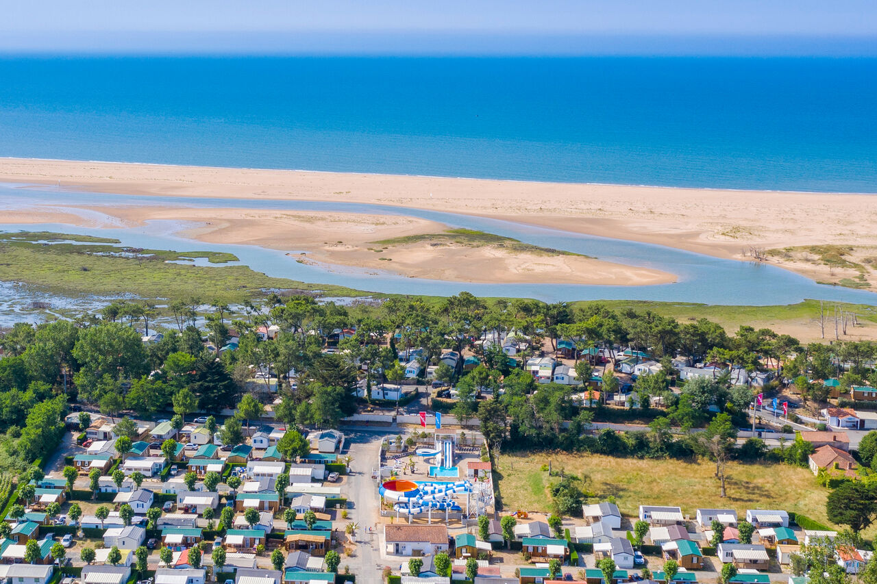 Vue a�rienne camping, Mobil-homes, piscine, plage. CAPFUN Prises � La TRANCHE SUR MER (85).