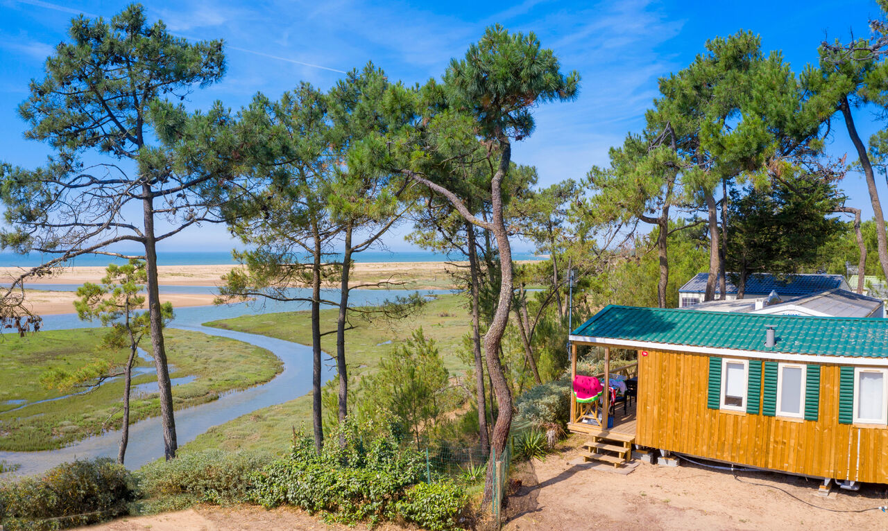 Mobil-home en bois avec vue sur la rivi�re, plage et mer au camping CAPFUN Prises � La TRANCHE SUR MER (85).