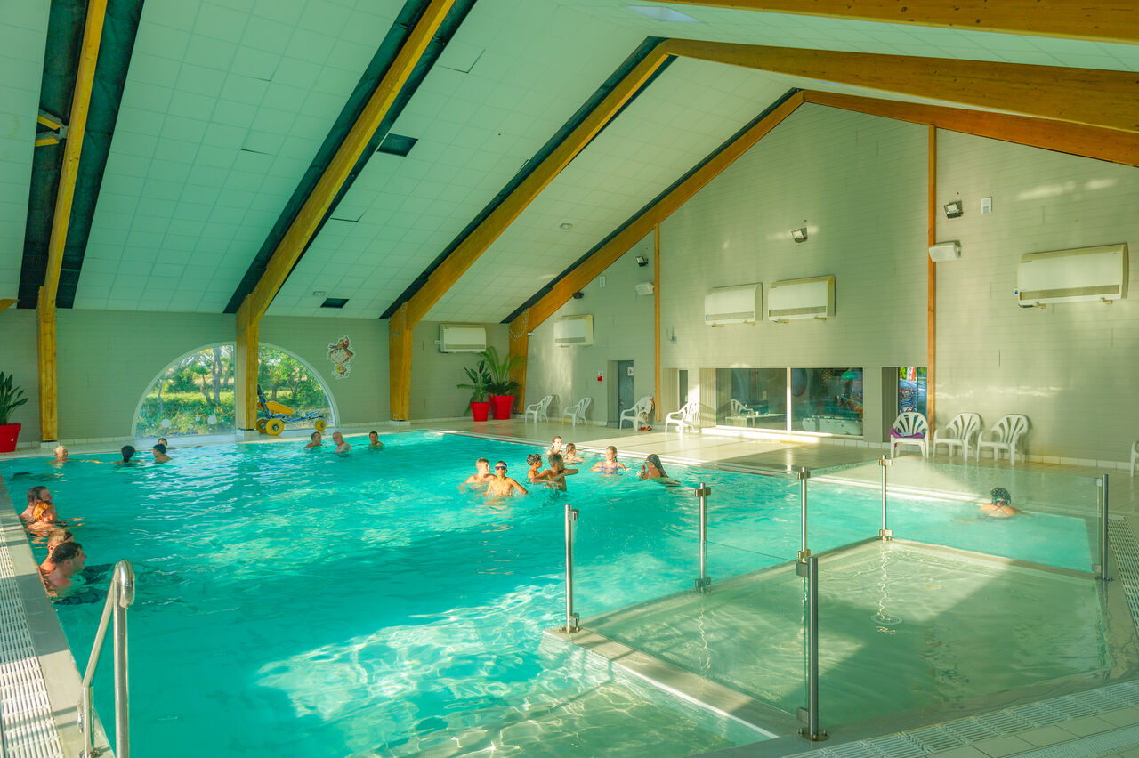 Piscine int�rieure chauff�e avec nageurs au camping CAPFUN Prises � La TRANCHE SUR MER (85).