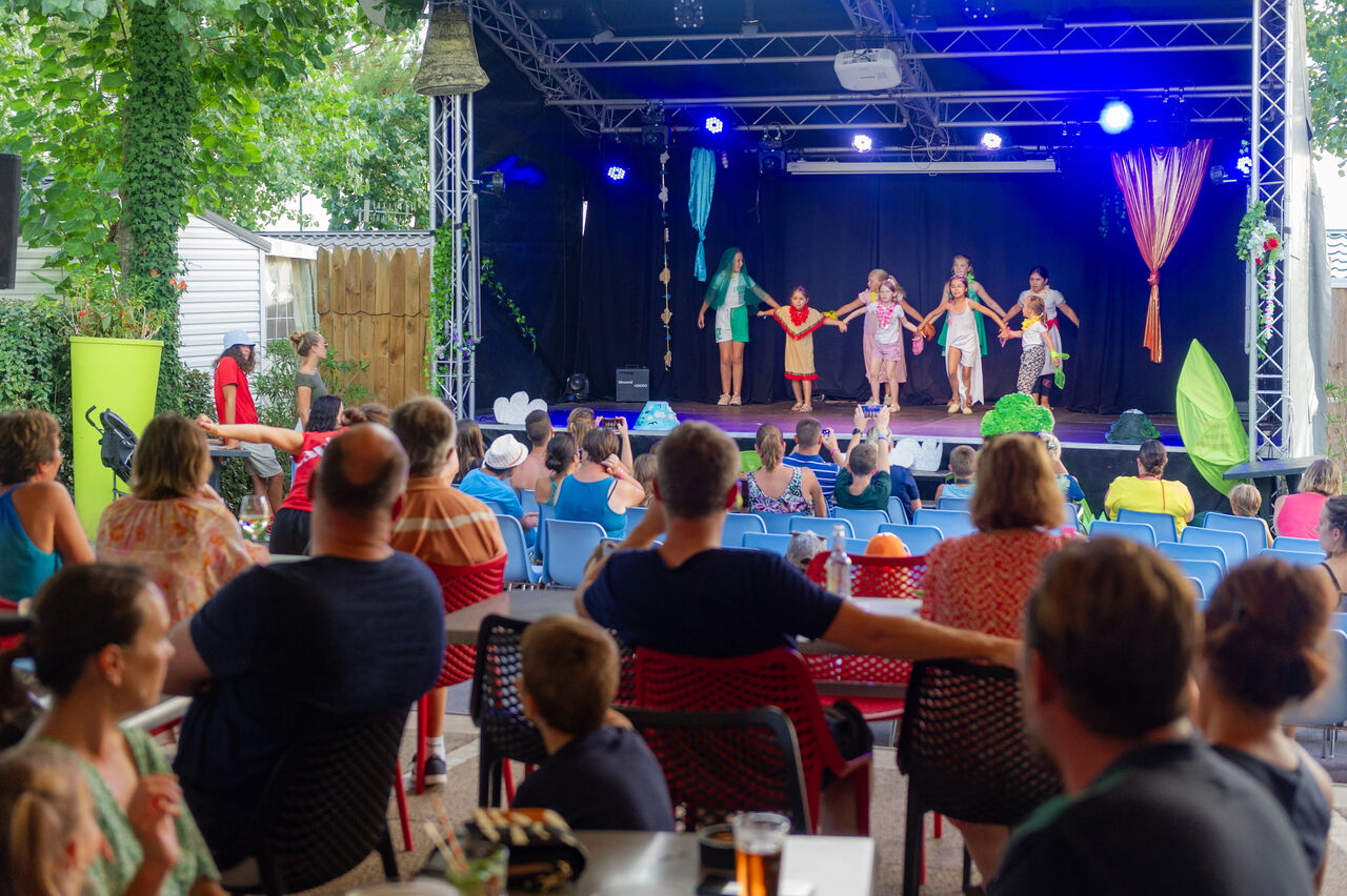 Spectacle enfants sur sc�ne d'animation au camping CAPFUN Prises � La TRANCHE SUR MER (85).