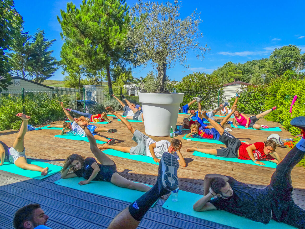 Cours de fitness en groupe sur terrasse au camping CAPFUN Prises � La TRANCHE SUR MER (85).