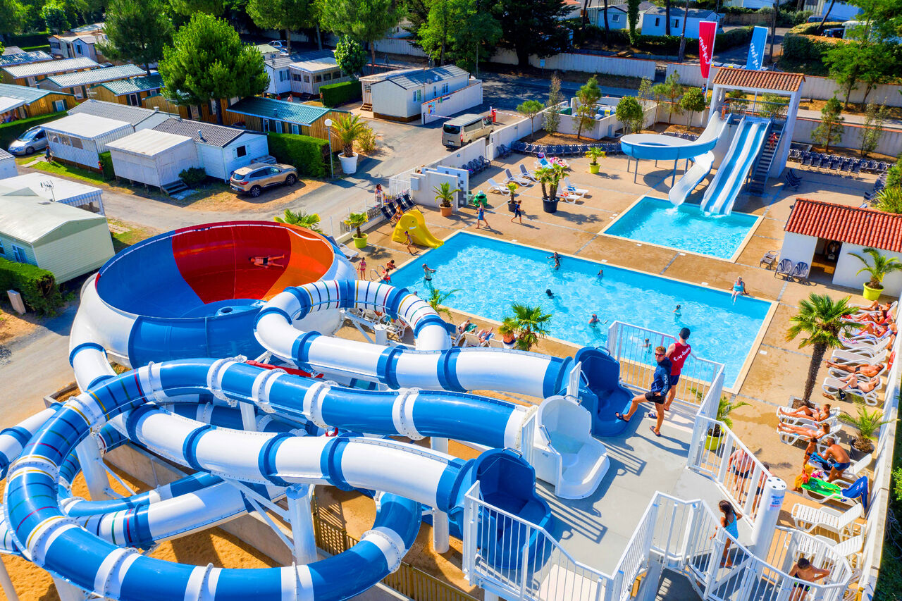Toboggans aquatiques, piscines et Mobil-homes au camping CAPFUN Prises � La TRANCHE SUR MER (85).