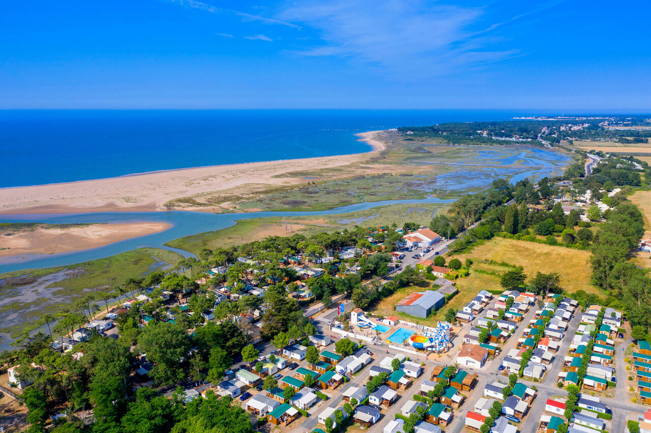 Camping CAPFUN Prises (85) : vue a�rienne, Mobil-homes, piscine, toboggans, plage.