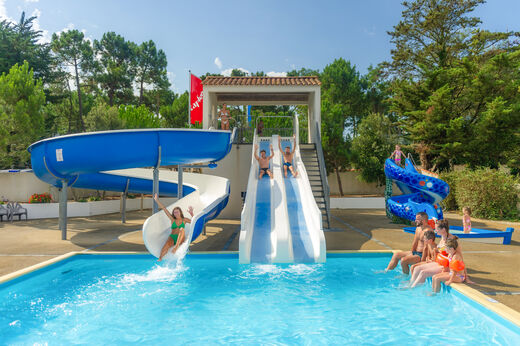 Toboggans aquatiques et piscine extérieure au camping CAPFUN Prises à La TRANCHE SUR MER (85).