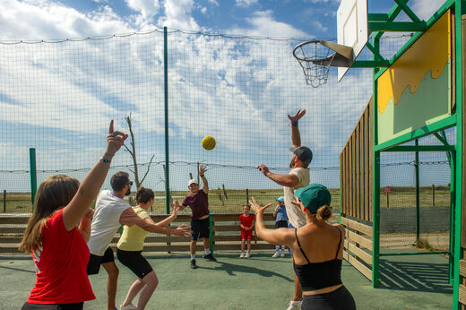 Partie de basketball sur terrain multisport au camping CAPFUN Prises à La TRANCHE SUR MER (85).