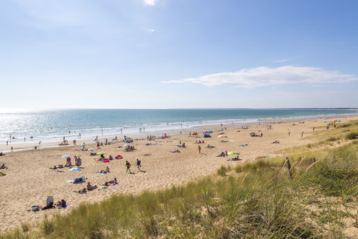 Plage de sable fin, océan et baigneurs au camping CAPFUN Prises à La TRANCHE SUR MER (85)