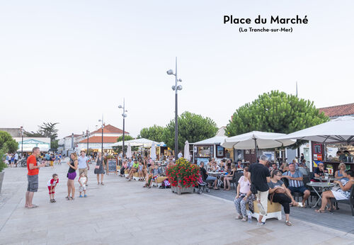 Place du Marché animée avec terrasses et passants à La Tranche-sur-Mer, Vendée.