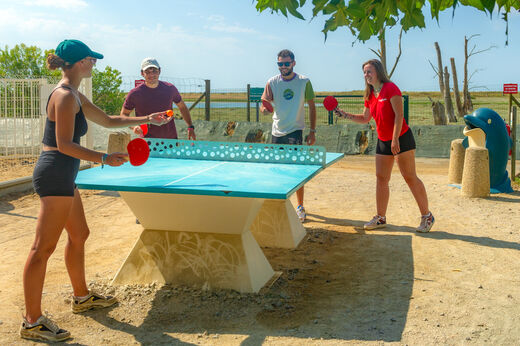 Table de ping-pong extérieure et jeunes jouant au camping CAPFUN Prises à La TRANCHE SUR MER (85).