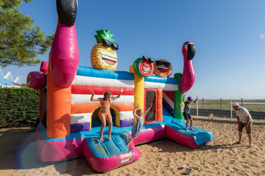 Jeux gonflables colorés pour enfants au camping CAPFUN Prises à La TRANCHE SUR MER (85).