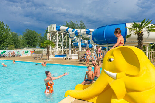 Piscine extérieure, toboggans aquatiques au camping CAPFUN Prises à La TRANCHE SUR MER (85).