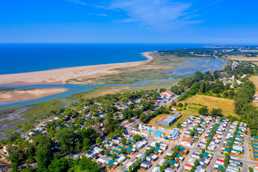 Vue aérienne du camping, plage, mer et Mobil-homes à La TRANCHE SUR MER (85).