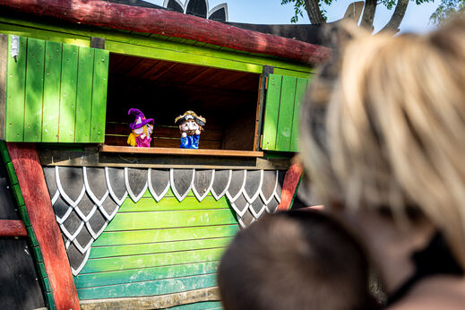 Théâtre de marionnettes avec sorcière et pirate pour enfants au camping CAPFUN Prises à La TRANCHE SUR MER (85).