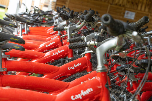 Vélos rouges Capfun alignés pour la location au camping CAPFUN Prises à La TRANCHE SUR MER (85).