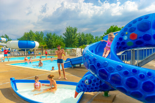 Piscine extérieure, toboggan géant, pataugeoire au CAPFUN Prises à La TRANCHE SUR MER.