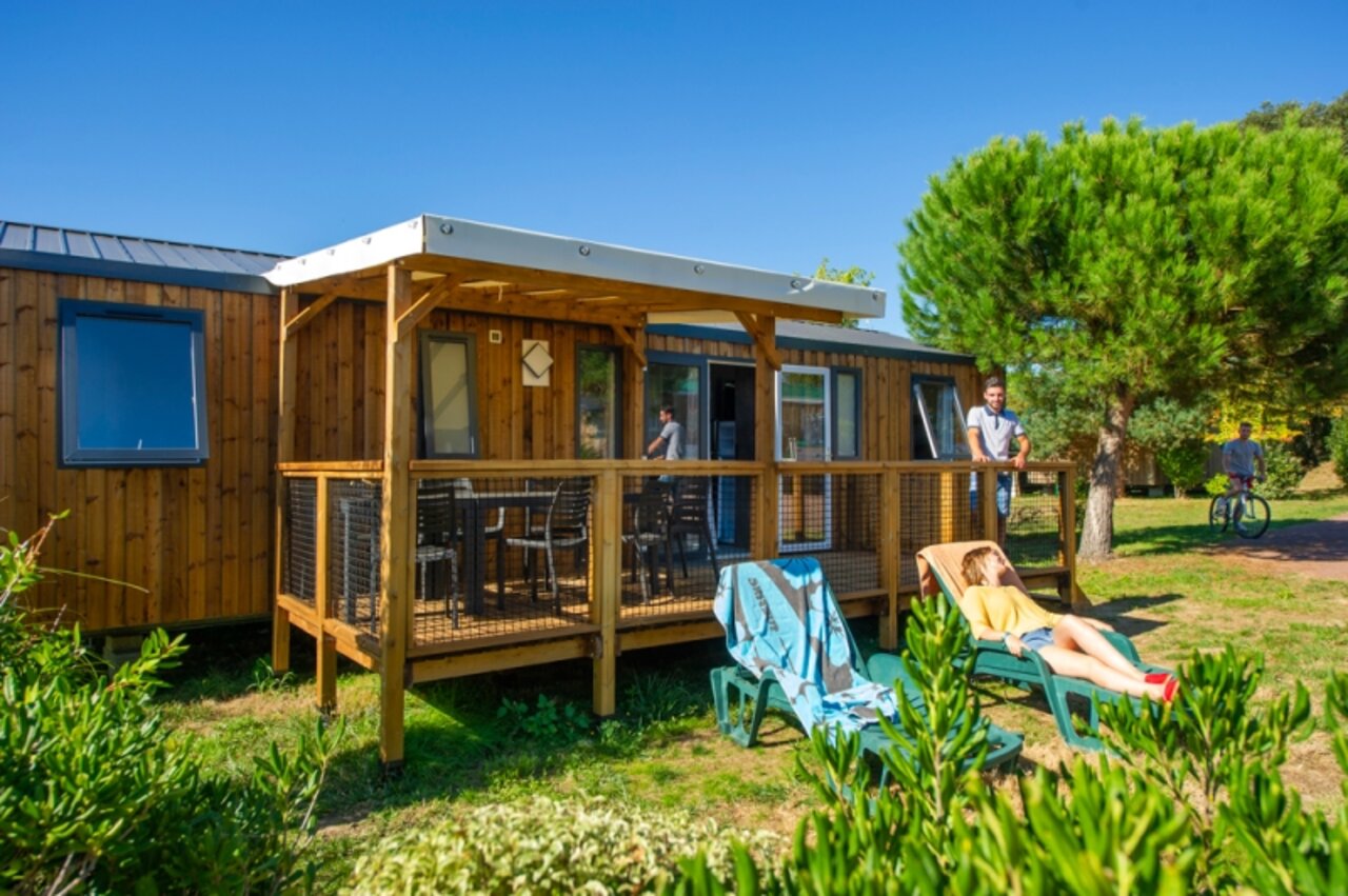 Mobil-home en bois avec terrasse couverte et transats au camping CAPFUN Quatre Vents d'Ol�ron � St Georges d�Ol�ron (17).