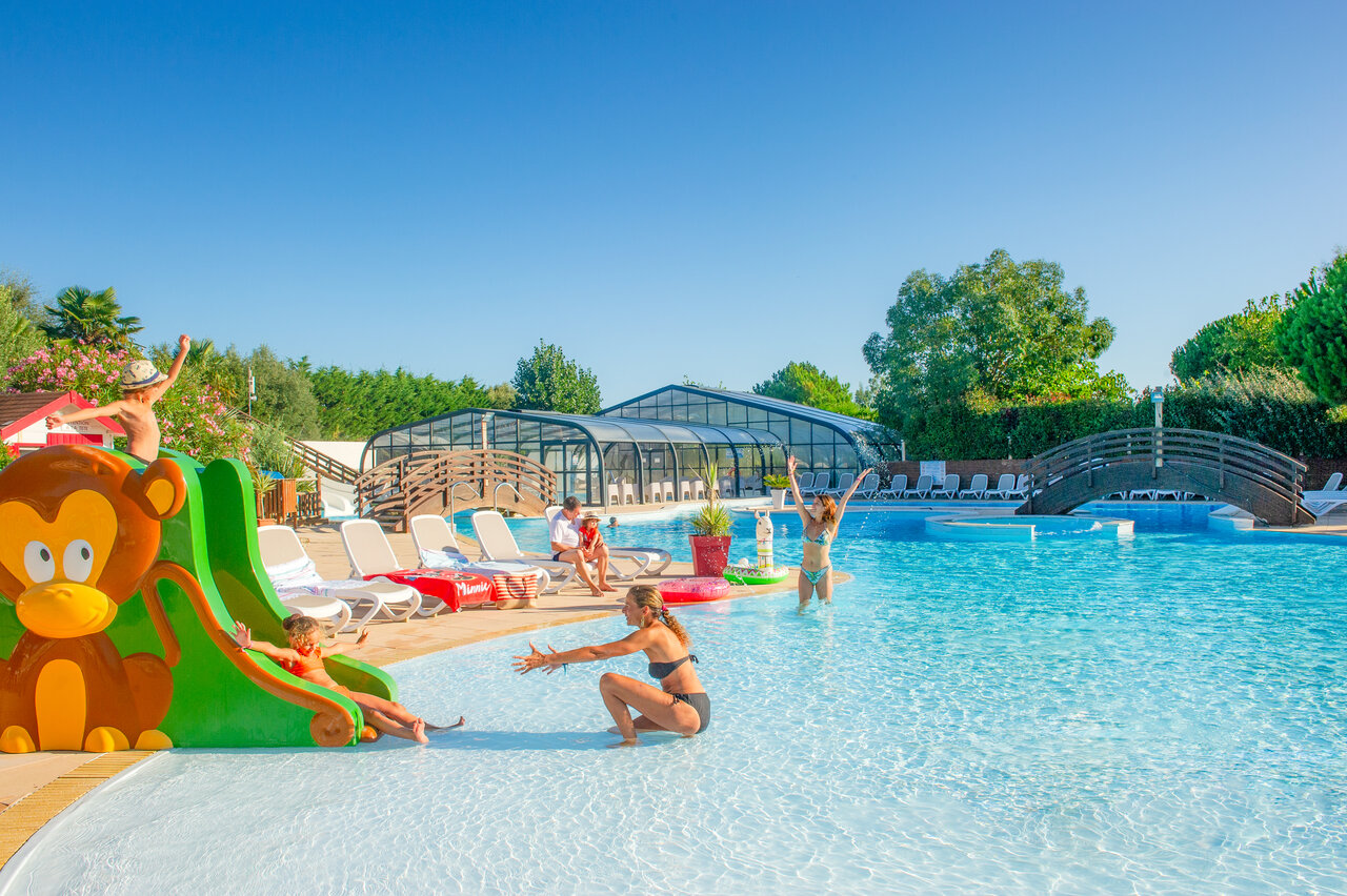 Piscine ext�rieure, toboggan enfant, bassin couvert au camping CAPFUN Quatre Vents d'Ol�ron � St Georges d�Ol�ron (17).