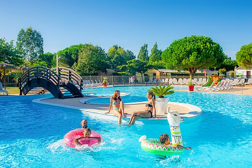 Piscine ext�rieure avec pont au camping CAPFUN Quatre Vents d'Ol�ron.